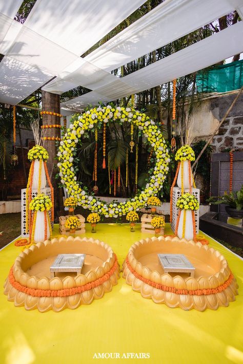 Round marigold backdrop, urli seating Haldi Backdrop For Groom, Haldi Decoration For Couple, Simple Elegant Engagement Decor, Couple Haldi Decoration Ideas, Haldi Urli Decor, 25th Anniversary Stage Decoration, Haldi Ceremony Decorations For Groom, Haldi Decoration Ideas For Groom, Urli For Haldi