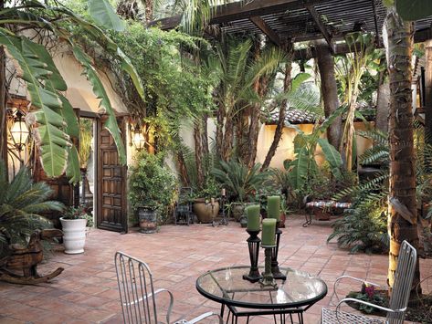 Outside Is In at This Garden-Centric Spanish Colonial Residence - Phoenix Home & Garden Colonial Landscaping, Spanish Courtyard, Colonial Garden, Terracotta Floors, Rustic Colonial, Spanish Garden, Beach House Exterior, Phoenix Homes, Outdoor Dining Spaces