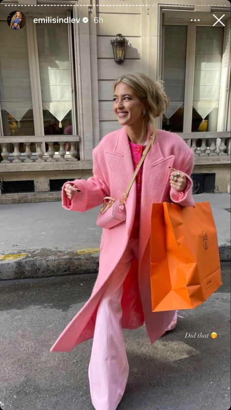 @emilisindlev Pink Trench Coat Outfit Winter, Pink Trench Coat Outfit, Barbie Inspired Outfits, Pink Coat Outfit, Barbiecore Outfit, Pink Feminine, Look Rose, Barbie Inspired, Color Blocking Outfits