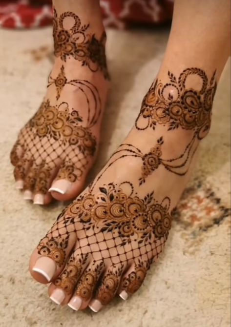 Mehndi Design Pakistani, Mehndi Stylish, Practice Henna, Feet Mehndi Design, Leg Mehendi Design, Tikki Mehndi, Feet Henna, Wedding Henna Designs, Feet Mehndi