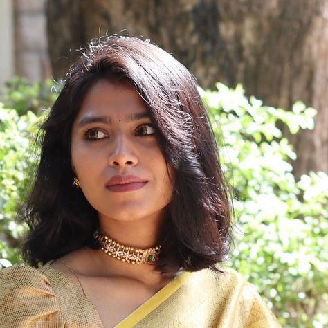 Steffhy Antony on Instagram: "#throwback to short hair and saree kinda days ❤️  Saree : @turtledoves_cbe  Jewelry: @made_for_hers  Blouse : @maliboo_bridalwear   .  #𝑺𝒂𝒓𝒆𝒆𝑺𝒕𝒐𝒓𝒊𝒆𝒔𝑶𝒇𝑺𝒕𝒆𝒇𝒇" Saree With Short Hair, Short Hair Saree Look, Maliboo Bridalwear, Shoulder Haircut, Shoulder Hair, White Saree, Look Short, Wedding Sarees, Saree Look