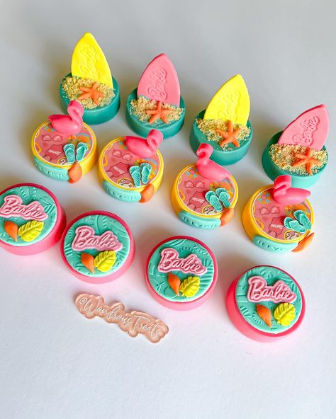 🏝️Malibu Barbie themed dipped Oreos👙 #malibu#malibubarbie#barbie#barbietreats#barbieoreos#malibubarbieoreos#dippedoreos#oreos#lasvegas#lasvegastreatmaker#desserttable Neon Barbie, Barbie Beach, Birthday Cake Pops, Beach Birthday Party, Dipped Oreos, Barbie Theme, Beach Birthday, Malibu Barbie, Barbie Birthday