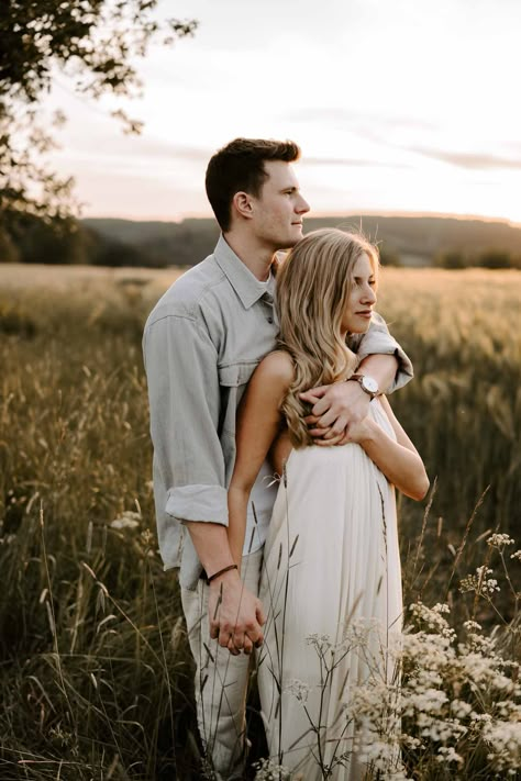 Engagement Sommer Shooting im Ährenfeld/ Couple Session/  Brigitte Foysi Fotografie Engagement Shoot Nature, Couple Shooting Outdoor, Shooting Photo Couple, Couples Beach Photography, Shooting Couple, Couple Shooting, Outdoor Couple, Creative Poses, Nature Photoshoot