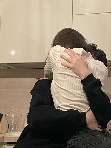 Back Hug Aesthetic, Couple Aesthetics Hugging, Headlock Couple, Cute Hugs Couple, Comfort Hug Couple Aesthetic, Aemilst Couple, Hand On Waist, Man Hugging Woman, Hugs Couple