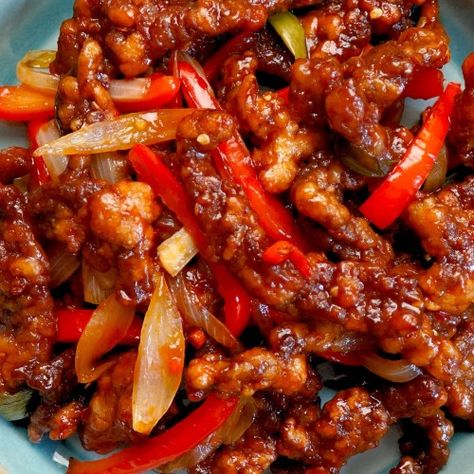 Chili Beef Recipe, Chilli Beef Recipe, Chinese Beef Recipes, Crispy Chilli Beef, Beef Chilli, Chili Beef, Braised Chicken Breast, Beef Sauce, Crispy Beef