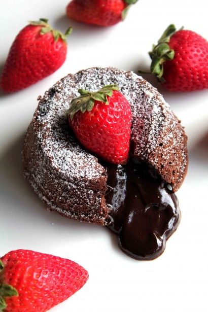 Molten Java Cake | Perfect for Mother's Day Brunch #mothersday #mothersdaygift #makemomsday #mothersdaybrunch Molten Lava Cakes Recipe, Lava Cake Recipes, Decadent Chocolate Desserts, Molten Lava Cakes, Torte Cupcake, Pani Puri, Molten Lava, Chocolate Lava Cake, Lava Cake