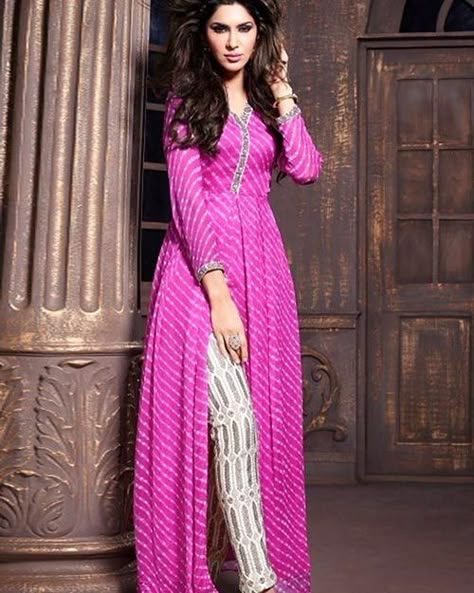 Recycle Old Sarees To Make Trendy New Kurtis! Orang India, Celana Fashion, Bandhani Dress, Gaun Fashion, Long Kurti Designs, Salwar Kamiz, Kurti Designs Party Wear, Designer Kurti, Dress Indian Style