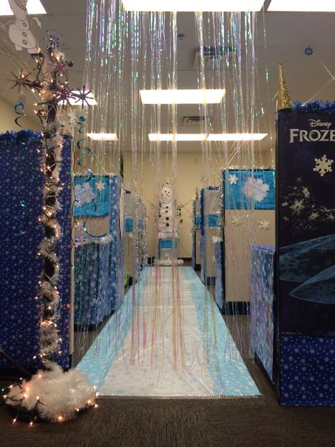 Entering Frozen :) Cubicle decorating contest Holiday Office Decor, Christmas Cubicle Decorations, Christmas Contests, Frozen Christmas, Winter Office, Office Christmas Party, Cubicle Decor, Holiday Door, Office Christmas Decorations