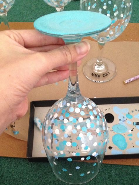 Easy Hand Painted Wine Glasses – sweetkimplicity Easy Hand Painted Wine Glasses, Painted Wine Glasses Diy, Wine Glass Decorating Ideas, Decorate Wine Glasses, Wine Glasses Diy, Hand Painted Wine Glasses Diy, Diy Wine Glasses Painted, 21st Ideas, Diy Glasses