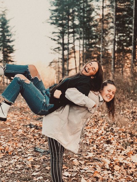 Girlfriends Photoshoot, Sibling Photography Poses, Sibling Photo Shoots, Brooklyn Photography, Big Family Photos, Sibling Pictures, Winter Family Photos, Sisters Photoshoot Poses, Sister Photography