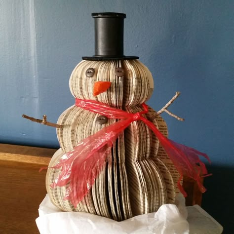 Upcycled Book Snowman Christmas Decoration - I got the inspiration for this little snowman from seeing a lot of pumpkins and Christmas Trees made from book on P... Book Snowman, Recycled Book Crafts, Book Folding Patterns Free, Upcycle Design, Page Crafts, Library Crafts, Old Book Crafts, Sparkle Ball, Recycled Books