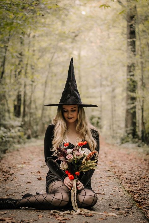 Pumpkin Head Photoshoot Friends, Witchy Photos, Spooky Photography, Halloween Photoshoot Ideas, Witchy Photoshoot, Witch Photoshoot, Spooky Photoshoot, Lily Magnolia, Halloween Tights