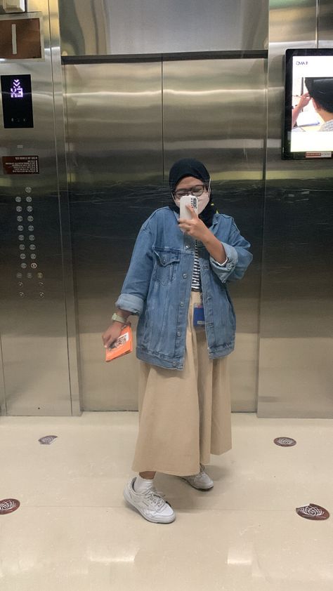 Casual for office - oversized jeans jacket - linen skirt - stripe tshirt for inner - sneakers (protips: add socks for more cute looks!) Modest Jean Jacket Outfits, Ootd Jacket Jeans Hijab, Jacket Jeans Outfit Hijab, Jeans Jacket Outfit Hijab, Jaket Jeans Hijab Outfit, Oversized Jean Jacket Outfit, Orange Hijab, Jeans Outfit Hijab, Modest Jeans