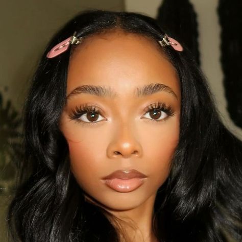 S K A I on Instagram: "Mirror, mirror , who’s the fairest? ♡" Black Girls Makeup Looks Natural, Makeup Inspiration Black Women, Mua Makeup Looks, It Girl Makeup Look, Dewy Makeup Black Women, Clean Girl Makeup Black Women, Soft Glam Black Women, Mek Up, Makeup Styles Natural