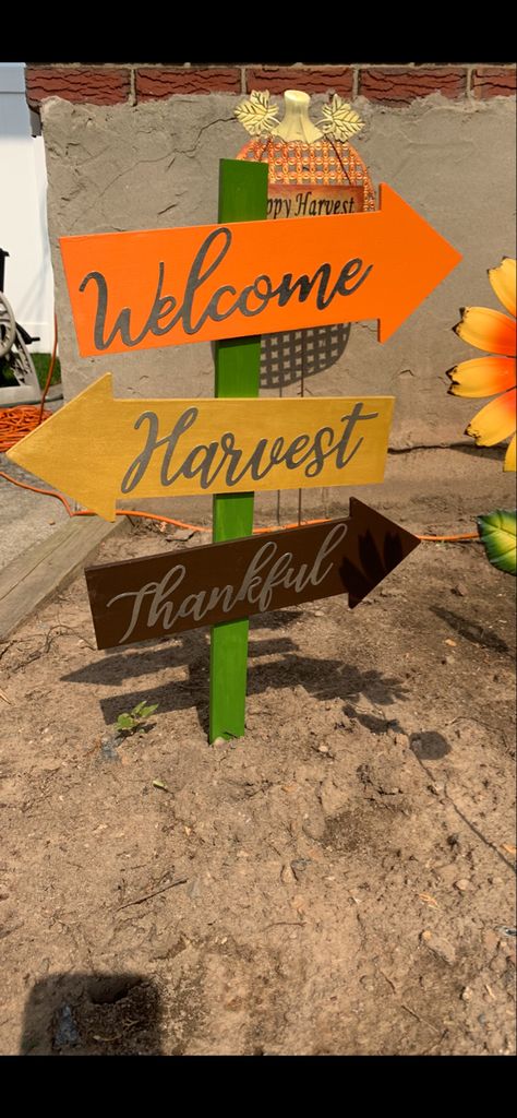 Wood Pumpkins Diy, Harvest Party Decorations, Patio Paint, Arrow Crafts, Wooden Stake, Fall Yard Decor, Fall Yard, Words From A, Wood Arrow