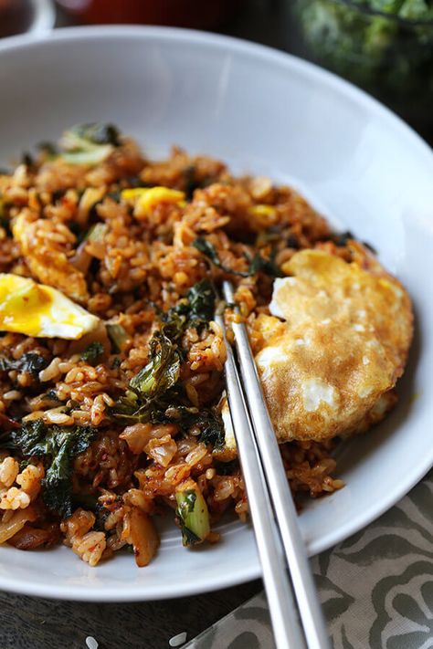 Classic Kimchi Fried Rice (Kimchi Bokkeumbap) | Pickled Plum | Easy Asian Recipes Kimchi Fried Rice Recipe, Kimchi Bokkeumbap, Traditional Asian Dish, Easy Kimchi, Future Restaurant, Recipe Korean, Food Japanese, Asian Dinners, Kimchi Fried Rice