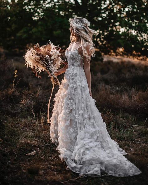 Nature Wedding Dress Forests, Boho Farm Wedding Dress, Ball Gowns Simple, Nature Wedding Dress, Gowns Simple, Bridal Wedding Gowns, Chic Wedding Gown, Anniversary Dress, Simple Wedding Dresses