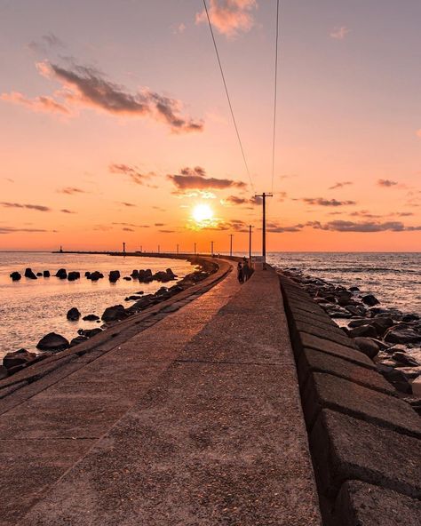 Sunset In Japan, Photo Studies, Sunset Beach Aesthetic, Beach Stairs, Japan Beach, Japan Tourist, Aesthetic Place, Beach Icon, Aesthetic Roses