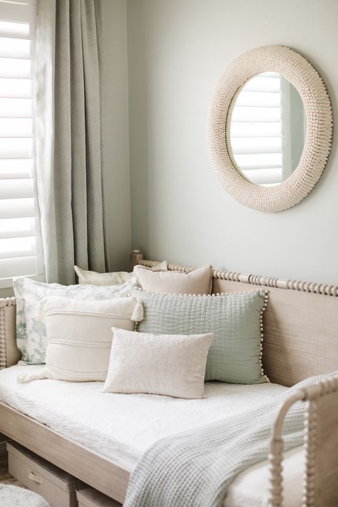 Mint Green Playroom, Mint Green Boho Bedroom, Green Pastel Bedroom, Mint Green Bedroom Aesthetic, Mint Room Decor, Pale Green Nursery, Pale Green Bedroom, Mint Bedroom Decor, Pastel Green Bedroom