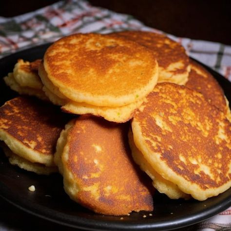 Southern Cornmeal Hoecakes Southern Cornmeal Hoecakes, Hoecakes Deep South, Hoecake Recipe, Lemon Baked Cod, Cornmeal Recipes, Beer Bread Recipe, Swiss Steak, Cheesy Mashed Potatoes, Beer Bread