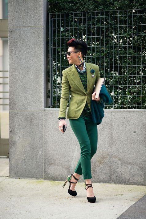 Tomboy chic, green blazer, green trousers, green suit, dapper, preppy, dandy, like a boss, what to wear to work, office style, workwear, work outfit, job, street style, blazer verde, calças verdes, total verde, o que vestir para trabalhar, trabalho, escritório, estilo, moda feminina. Esther Quek, Photo: YoungJun Koo/I'M KOO, New York Magazine Tomboy Chic Outfits, Esther Quek, Milan Men's Fashion Week, Color Outfits, Tomboy Chic, Nyfw Street Style, New York Magazine, Mens Fashion Week, Tomboy Outfits