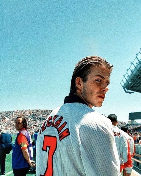 Vintage Becks @davidbeckham 🤘🏽 #davidbeckham #vintagefootball #carbonathletic David Beckham Wallpaper, David Beckham Football, Cabrio Vw, Beckham Football, David Beckham Photos, Soccer Photography, Football Players Images, Football Photography, Soccer Inspiration