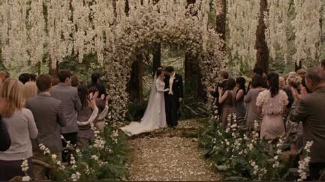 Twilight Wedding Scene, Bella And Edward Wedding, Breaking Dawn Wedding, Bella Y Edward, Twilight Wedding, Swan Wedding, Forest Theme Wedding, Bella Wedding, Twilight Film