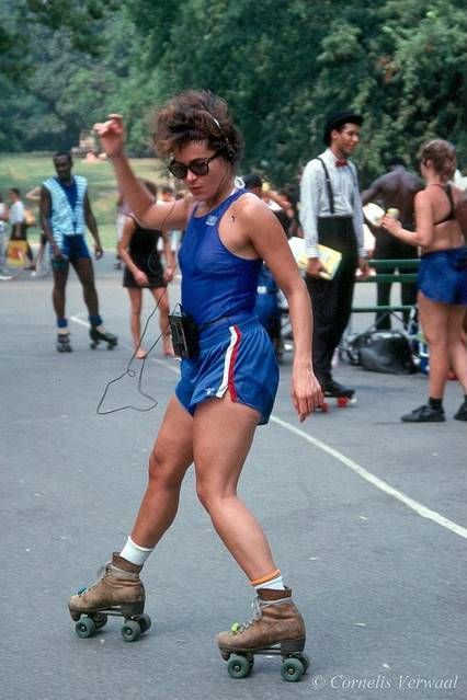 Wired for sound old school style - Central Park, New York City, 1988 Roller Skates 80s, People Of New York, Roller Skating 80s, Roller Skating Outfits Retro, Roller Skating Pose, Roller Skating Outfits, Disco Style, Roller Disco, Roller Skaters