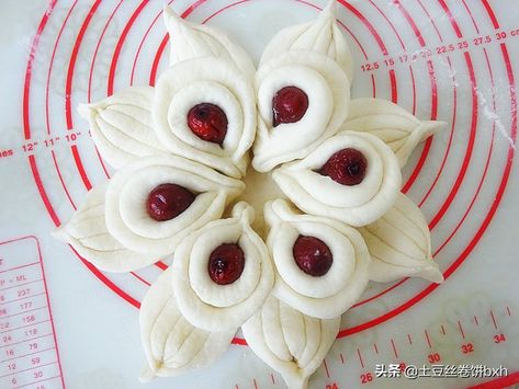 You must steam the jujube steamed bun in the New Year. This is simple so that it will not be deformed, which means a sweet and auspicious year - iNEWS Pastry Art, Steamed Buns, Buns, You Must, Steam, Pastry, Art