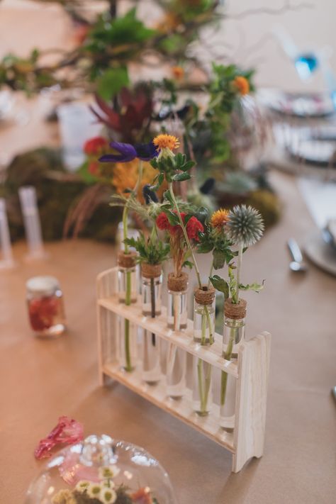 Science inspired wedding reception table from Orlando Flower Market - Back to School Design Competition | Orlando Wedding Inspiration - Photo: Ashley Jane Photography - Venue: Venue 1902 at Preservation Hall #backtoschoolwedding #sciencewedding #weddingdetails #ilovescience Reception Table Design Wedding, Science Museum Wedding, Science Room Aesthetic, Biology Lab Design, Lab Decoration Ideas, Science Lab Aesthetic, Table Design Wedding, Science Room Decor, Venue 1902