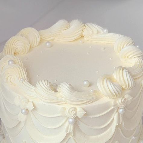 Simple Cake With Pearls, Pearl Cake Aesthetic, Simple White Cake Design, White Cake With Pearls Simple, One Tier Pearl Wedding Cake, Pearl Cake Design, Pretty Pastries, 17th Birthday Party Ideas, Minimalist Cake