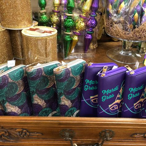 Great guest gifts for your Mardi Gras ball. Mardi Gras Ball, Mardi Gras Decorations, Guest Gifts, Hostess Gifts, Mardi Gras, Decor Gifts, Party Favors, Table Decorations, Gifts