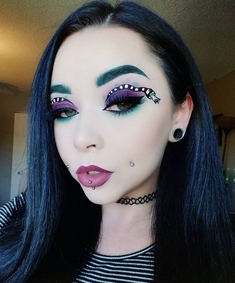 Sydney Nicole on Instagram: “Glam-O-Ween Sandworm 🦇 from #Beetlejuice 💚  I am really obsessed with this one, guys! One of my favorite color combos is purple and green 💜…” Beetlejuice Makeup, Beetlejuice Sandworm, Queen Makeup, My Favorite Color, Purple And Green, Beetlejuice, Maquillaje De Ojos, Halloween Makeup, Makeup Inspiration