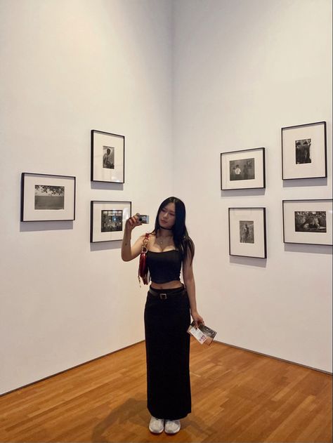 Low Waist Maxi Skirt Outfit, Long Skirt Poses Photo Ideas, Low Waist Skirt Outfits, Museum Pose Ideas, Digicam Photos, Museum Pose, Prom Pose, Low Waisted Skirt, Aesthetic Photo Ideas