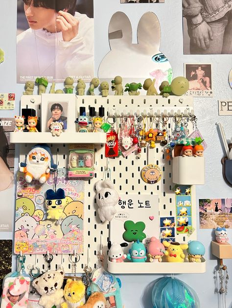 Things To Put Up On Your Wall, Cute Pegboard Ideas, Room Organization Bedroom Aesthetic, Juminocore Aesthetic, Pegboard Ideas Aesthetic, Cute Pegboard, Art Pegboard, Pegboard Aesthetic, Kid Core Room