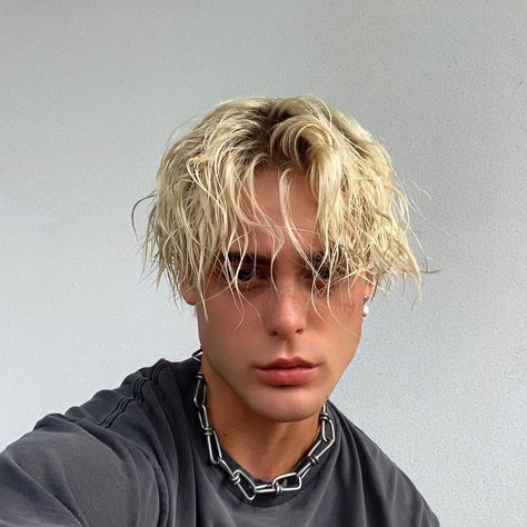 33k Likes, 215 Comments - Ponyboy 🐴 (@huntermuns) on Instagram: “Howdy 🤠🍜” Bleached Hair Men, Men Blonde Hair, Blonde Dye, Dyed Hair Men, Blonde Hair Boy, Bleach Blonde Hair, Blonde Hair With Bangs, Mens Hairstyles Thick Hair, Dyed Blonde Hair