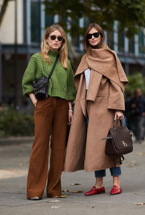 AUTUMN Cropped Jumper Outfit, Toteme Coat, Cropped Sweater Outfit, Waxed Cotton Jacket, Jumper Outfit, Elle Macpherson, Coat Trends, Sweater Layering, Iconic Dresses