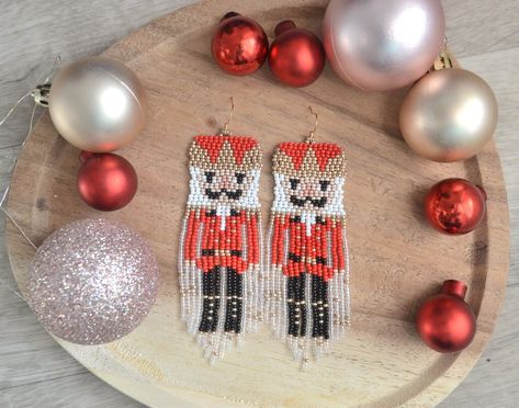 Nutcracker Earrings, Fringe Earring, Valentines Day Couple, Christmas Words, Beaded Earrings Patterns, Bird Patterns, Earring Patterns, Christmas Earrings, Seed Bead Earrings