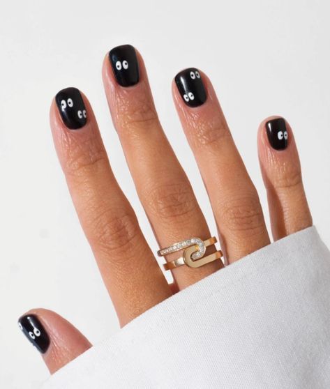 Black Nails Autumn, Spooky Eyes Nails, October Nails 2024 Trends, Nails Small Simple, Halloween Nails 2024 Trends, Short Autumn Nails 2024, October Nail Art, Short Black Nails, Ongles Halloween