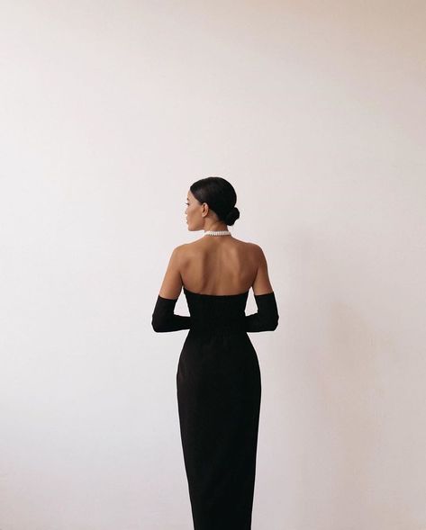 Classy / Luxury / Inspiration on Instagram: “🖤 @namelazz . . . #fashion #classy #allblack #elegance #inspiration #elegant  #hairstyle” Formal Gloves Outfit, Black Gown Photoshoot, Fancy Photoshoot Classy, Gown Photoshoot Ideas, Gloves And Dress, Prom Dress With Gloves, Mode Poses, Dress With Gloves, Dorothy Dandridge