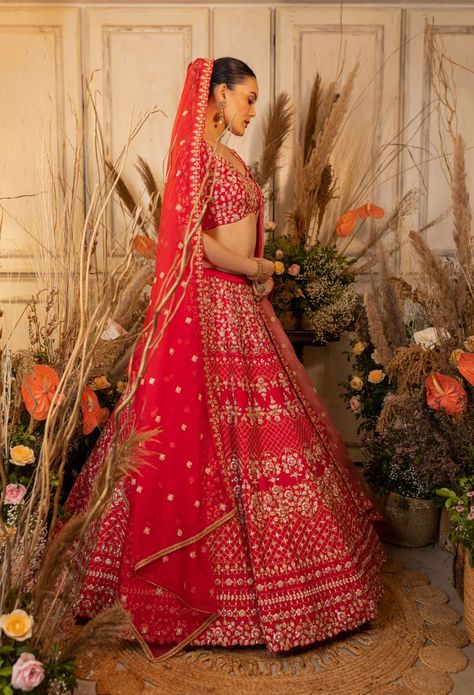 Reddish fuschia floral lehenga by Chamee and Palak Lehenga With Price, Wedding Saree Blouse, Floral Lehenga, Designer Bridal Lehenga, Bridal Lehenga Red, Indian Wedding Planning, Red Lehenga, Organza Dupatta, Custom Bridal