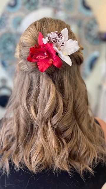 Heather Feathers Hair on Instagram: "Do you hear Wedding Bells or a Hawaiian luau? Well you hear both. Gave this lovely a cute little hairstyle for a Hawaiian wedding theme. Thank you Eleanor for being so fun and sweet. Your are my kinda of people 😁 #weddingguesthair #beachwaveshair #miniupdo #clientlove #oceansidehairstylist #saturdayvibes" Luau Hairstyles Short Hair, Luau Hairstyles, Hawaii Hairstyles Flowers, Hawaiian Wedding Theme, Hawaiin Hair Styles With Flowers, Hawaiian Hair Clip, Flower In Hair Hawaii, Hawaiian Wedding Themes, Hawaiian Hairstyles