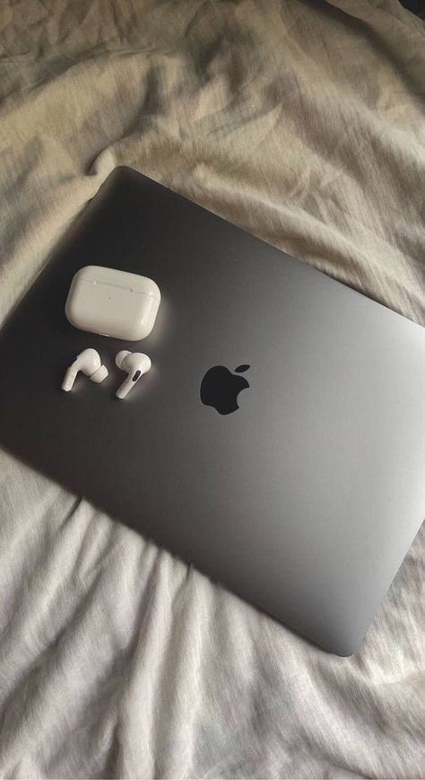 Laptop And Airpods Aesthetic, Apple Laptop Aesthetic, Airpods Snap, Air Pods Aesthetic, Sick Aesthetics, Macbook Air Aesthetic, Macbook Snap, Mac Aesthetic, Apple Pc