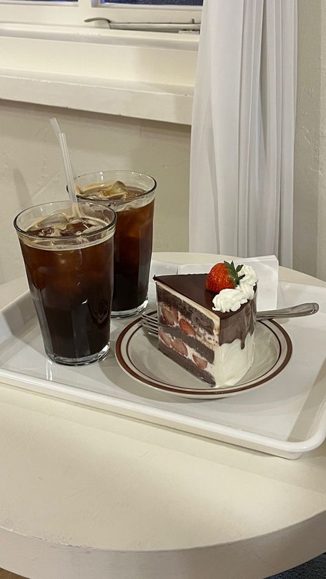 #icedcoffee #coffee #cafe #coffeeaddict #cake #nutella #icedamericano #sweets #dessert #food Nutella Strawberry Cake, Coffee And Cake Aesthetic, Strawberry Nutella Cake, Romanticizing Fall, Strawberry Nutella, Coffee And Cake, Girly Tingz, Bakery Foods, Iced Americano