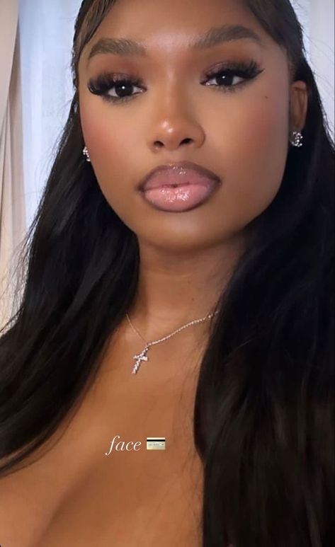 Very Natural Prom Makeup, Dinner Make Up Look, Simple Champagne Makeup, Quince Damas Makeup, 2007 Makeup Black Women, 18th Birthday Makeup Ideas Natural, Natural Makeup Look For Prom, Cap And Gown Makeup Ideas, Light Make Up Natural Black Woman