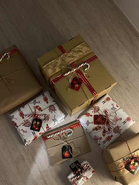 Christmas Gifts Astethic, Wrapping Paper Bag, Xmas Gift Wrap, Christmas Gift Packaging, Christmas Gift Wrapping Paper, Gift Wrapping Inspiration, Cute Couple Gifts, Easy Christmas Gifts, Christmas Themes Decorations