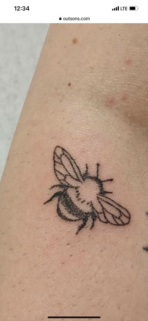 Bee Tattoo Stick And Poke, Fluffy Bee Drawing, Bee Line Art Tattoo, Bee Henna Tattoo, Simple Bee Tattoo Design, Bumble Bee Tattoo Outline, Tiny Bumblebee Tattoo, Finger Bee Tattoo, Bumble Bee Line Art