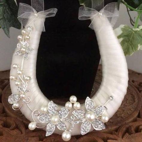 Handmade Horseshoes - Tie The Knot Bridal Horseshoe, Diy Horse Barn, Horseshoe Ideas, Horseshoe Crafts Projects, Tie The Knot Wedding, Wedding Horseshoes, Horseshoe Projects, Flowers And Pearls, Horse Wedding