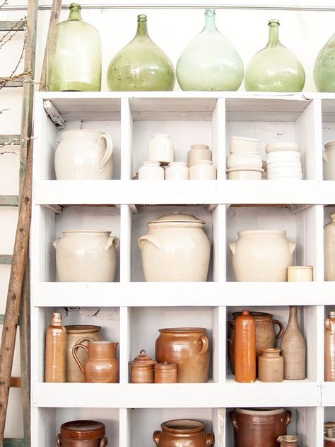 Vintage vases and ceramics at Elsie Green. Elsie Green, Charming Kitchen, Vintage Flatware, Kitchen Concepts, Vintage Farm, Vintage Kitchen Decor, Cozy Room, Look Vintage, Vintage Pottery