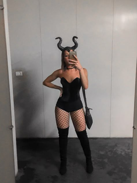 Fantasias Halloween Aesthetic, Halloween Fantasias Aesthetic, Disfraces Hot Halloween, Malificiant Costume, Malifisenta Costume, Black Outfit Halloween Costume, Outfits Para Halloween, Ideas Halloween Disfraces, All Black Halloween Outfit